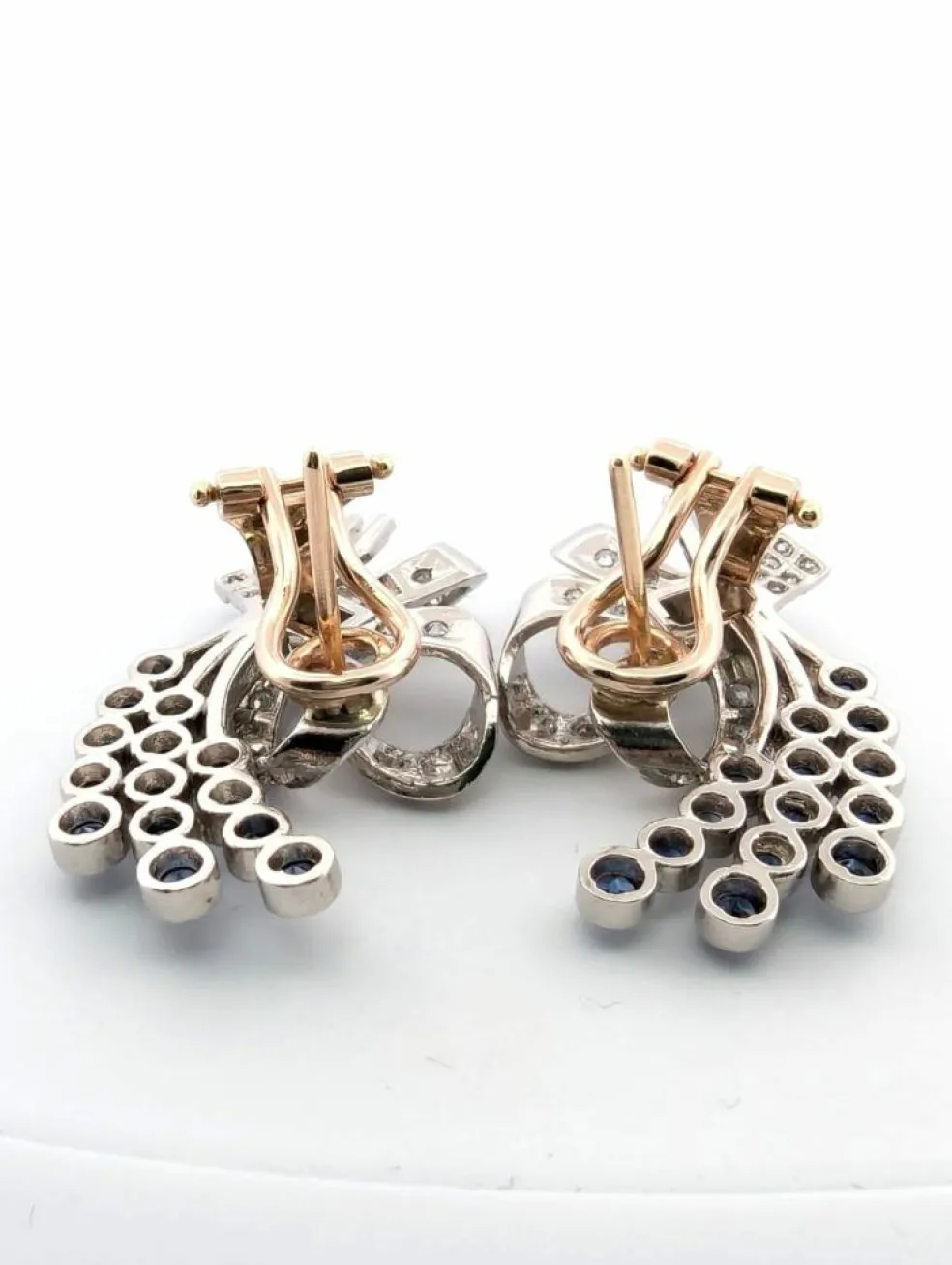 Boucles d'oreilles en platine avec des saphirs et des diamants