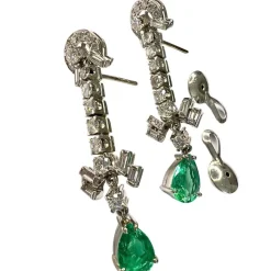 Boucles d'oreilles en platine des années 1950 avec diamants et émeraudes