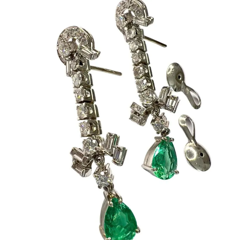 Boucles d'oreilles en platine des années 1950 avec diamants et émeraudes