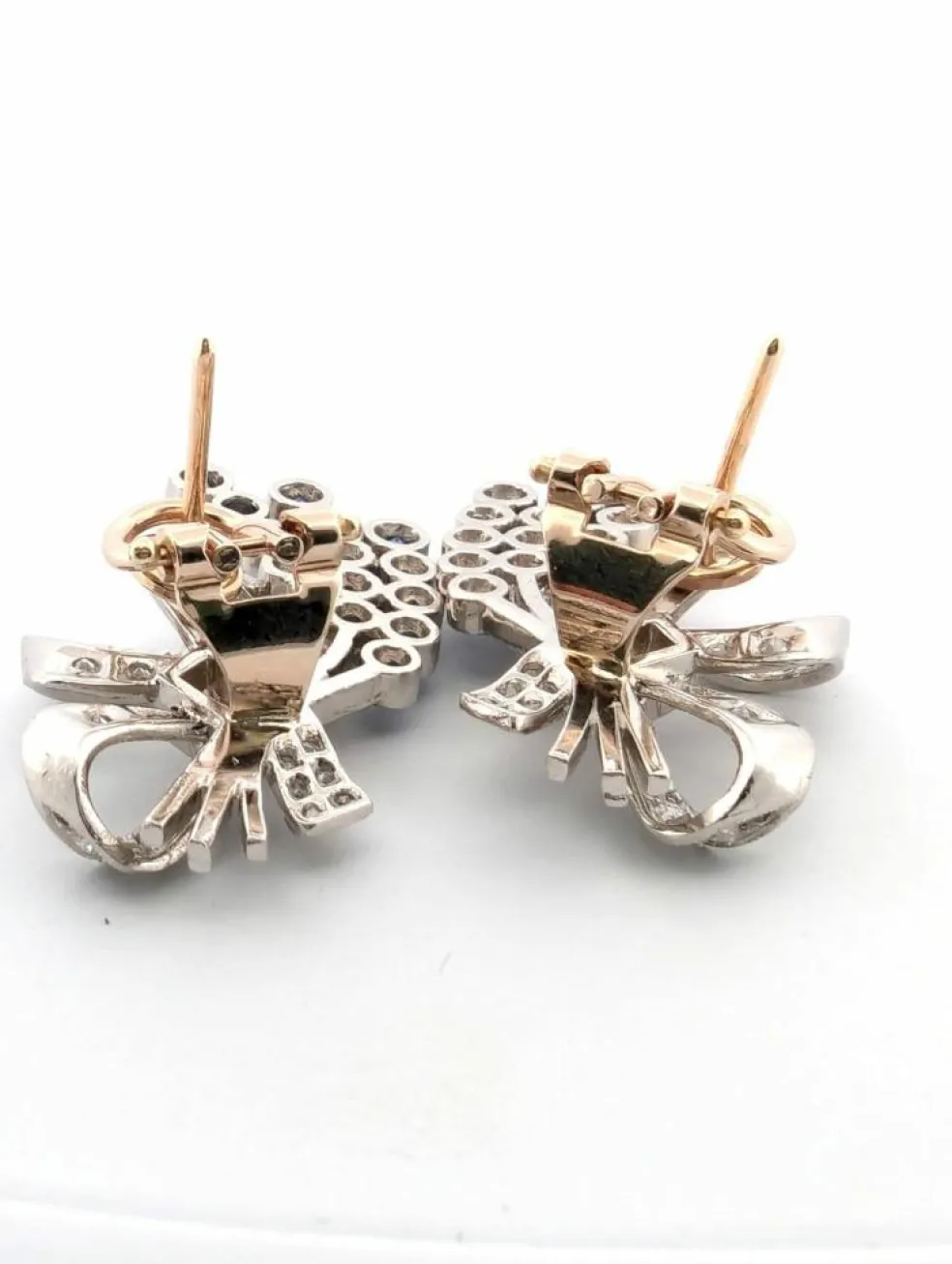 Boucles d'oreilles en platine avec des saphirs et des diamants
