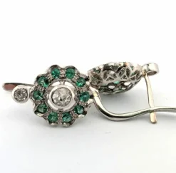 Boucles d'oreilles en platine avec émeraudes et diamants