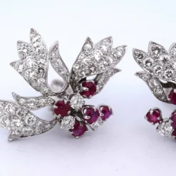 BOUCLES D'OREILLES EN PLATINE - RUBIS ET DIAMANTS NATURELS