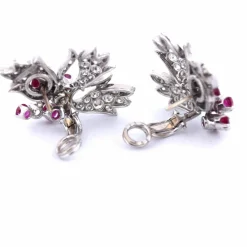 BOUCLES D'OREILLES EN PLATINE - RUBIS ET DIAMANTS NATURELS