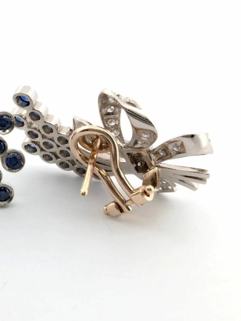 Boucles d'oreilles en platine avec des saphirs et des diamants