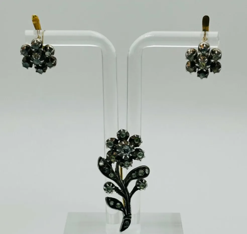 Boucles d'oreilles et broche à motif floral espagnol