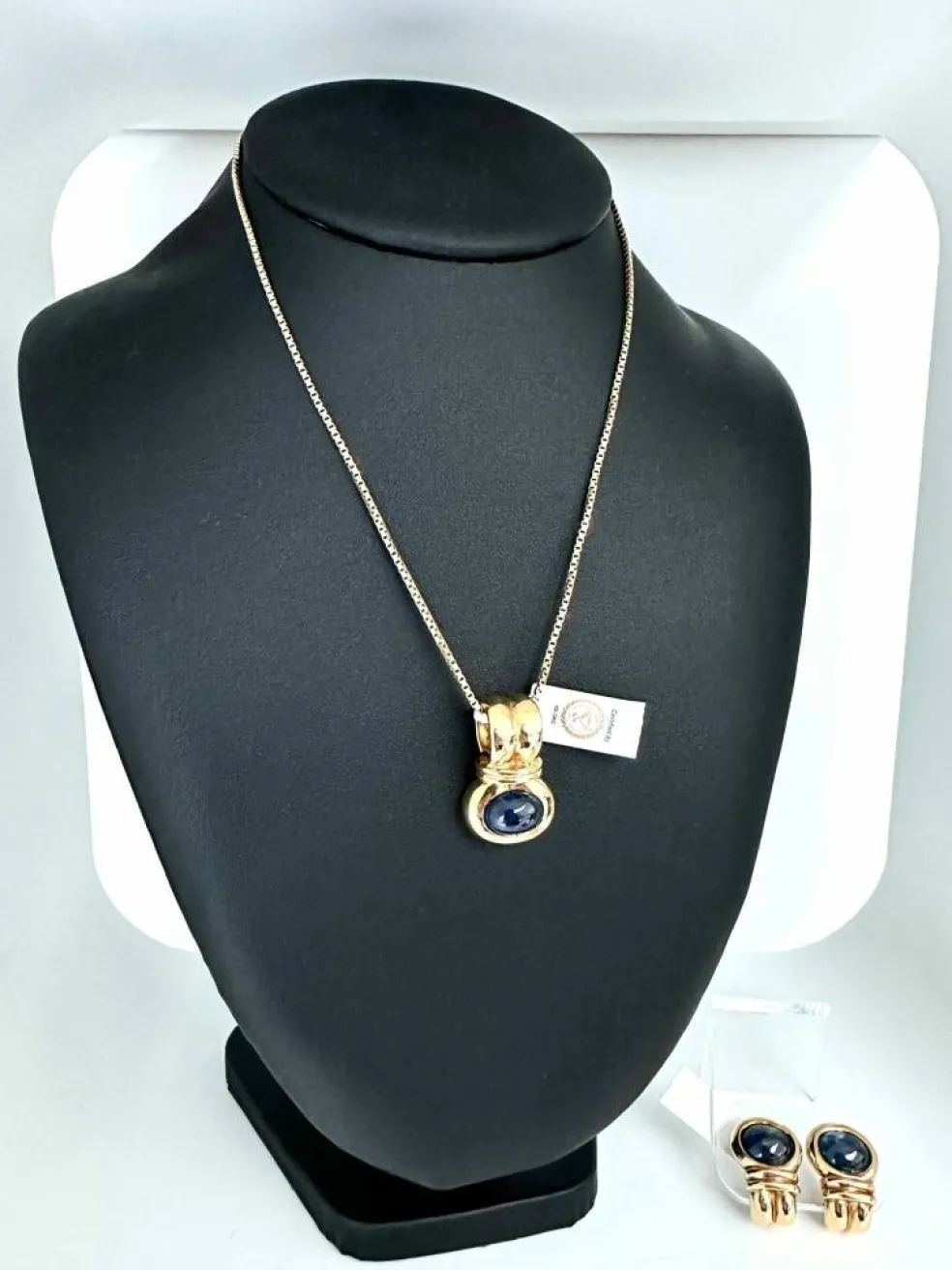 Boucles d'oreilles et pendentif saphirs de Ceylan certificat IGI