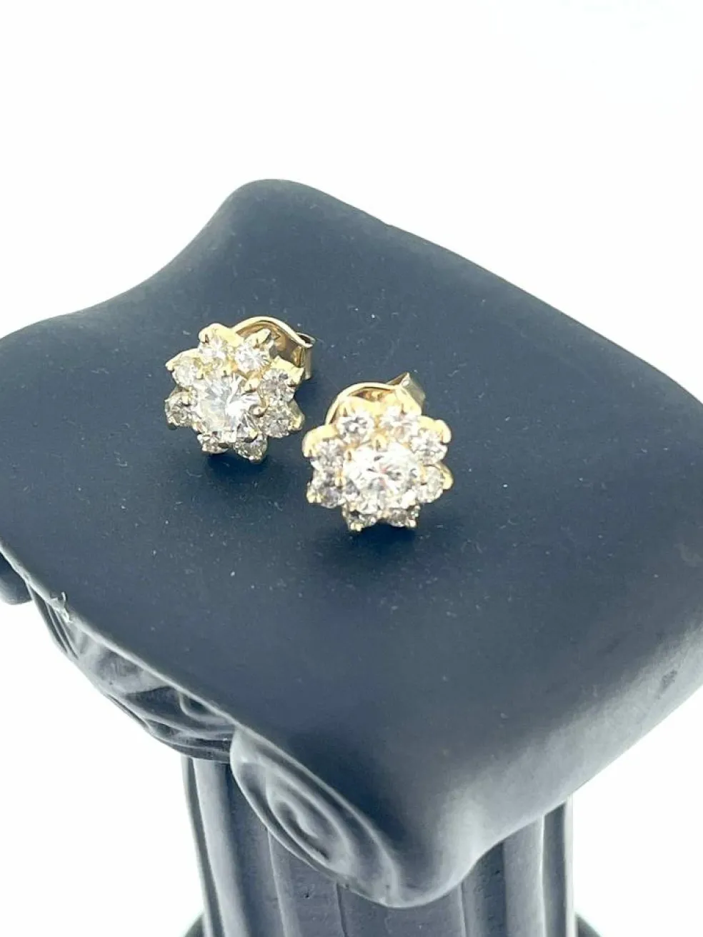Boucles d'oreilles fleur en or jaune avec diamants certifié HRD