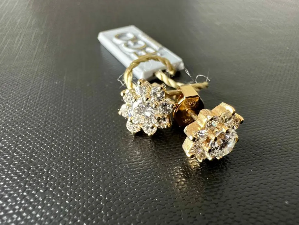 Boucles d'oreilles fleur en or jaune avec diamants certifié HRD
