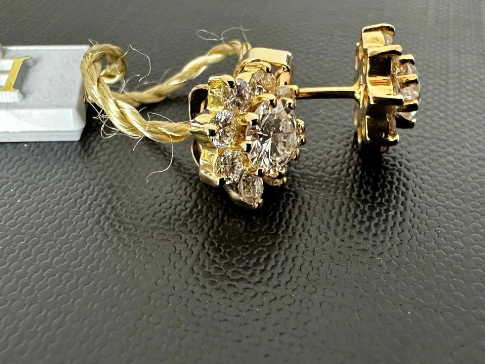 Boucles d'oreilles fleur en or jaune avec diamants certifié HRD