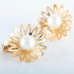 BOUCLES D’OREILLES FLEUR OR JAUNE ET PERLE