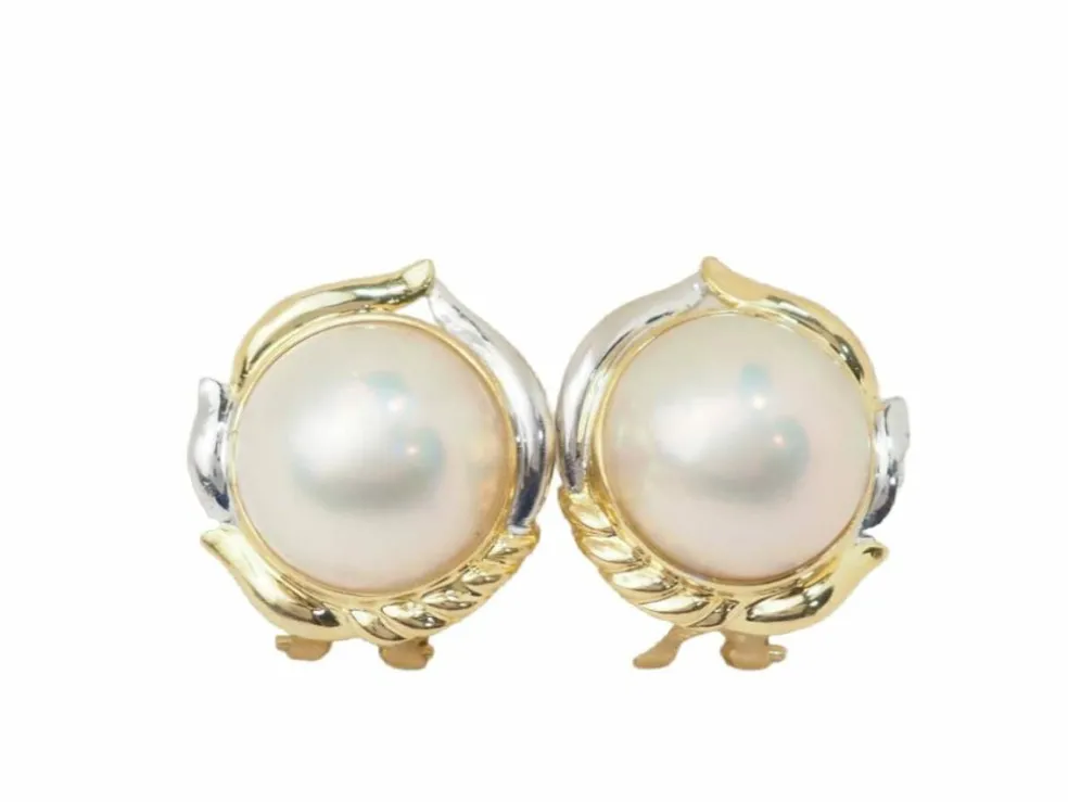 Boucles d'oreilles importantes en or bicolore et demis perles