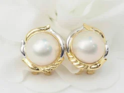 Boucles d'oreilles importantes en or bicolore et demis perles