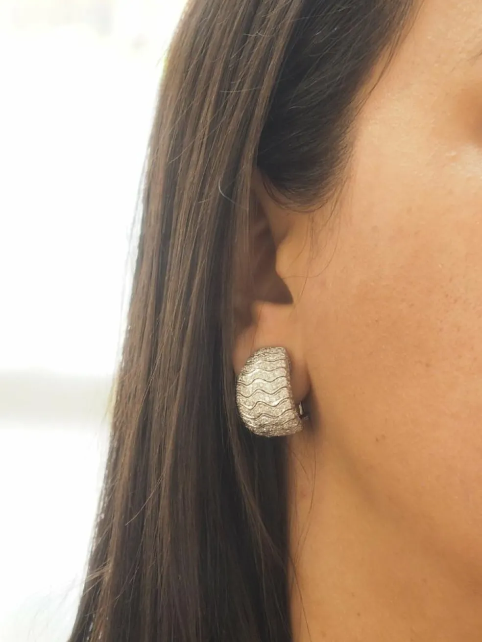 Boucles d'oreilles importantes en or blanc et pavage de diamants