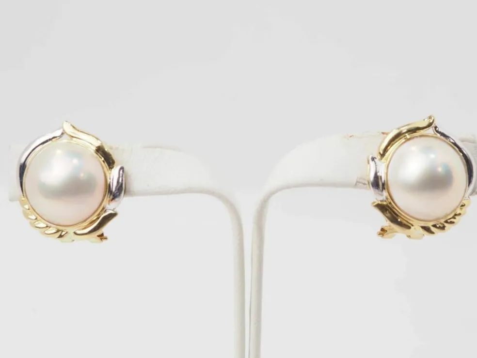 Boucles d'oreilles importantes en or bicolore et demis perles