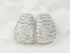 Boucles d'oreilles importantes en or blanc et pavage de diamants