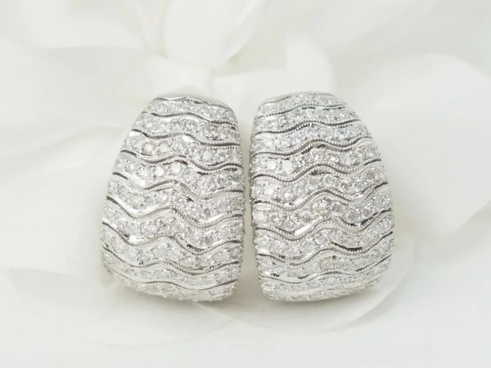 Boucles d'oreilles importantes en or blanc et pavage de diamants