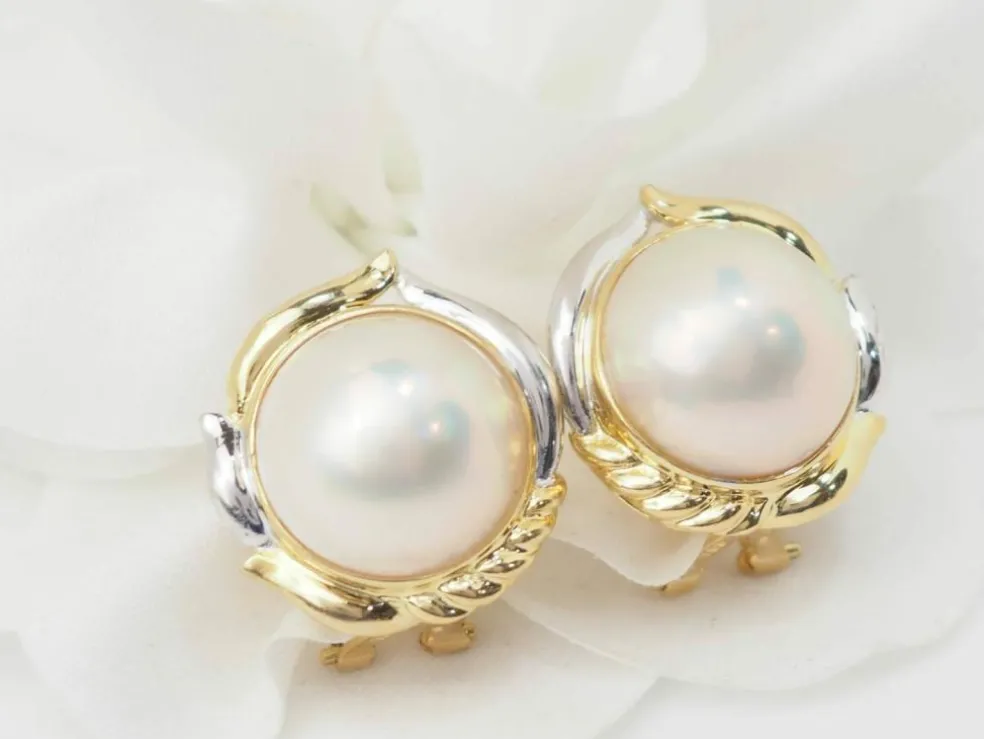 Boucles d'oreilles importantes en or bicolore et demis perles