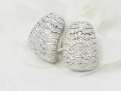 Boucles d'oreilles importantes en or blanc et pavage de diamants