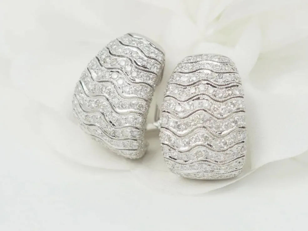 Boucles d'oreilles importantes en or blanc et pavage de diamants