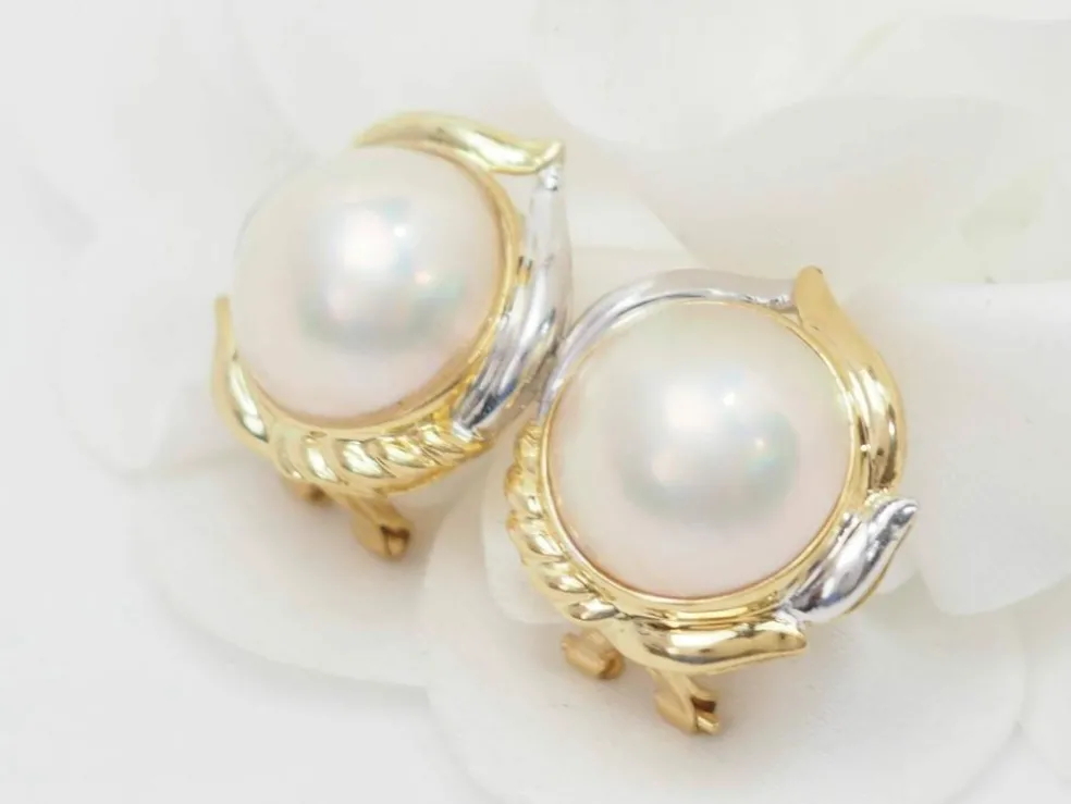 Boucles d'oreilles importantes en or bicolore et demis perles