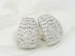 Boucles d'oreilles importantes en or blanc et pavage de diamants