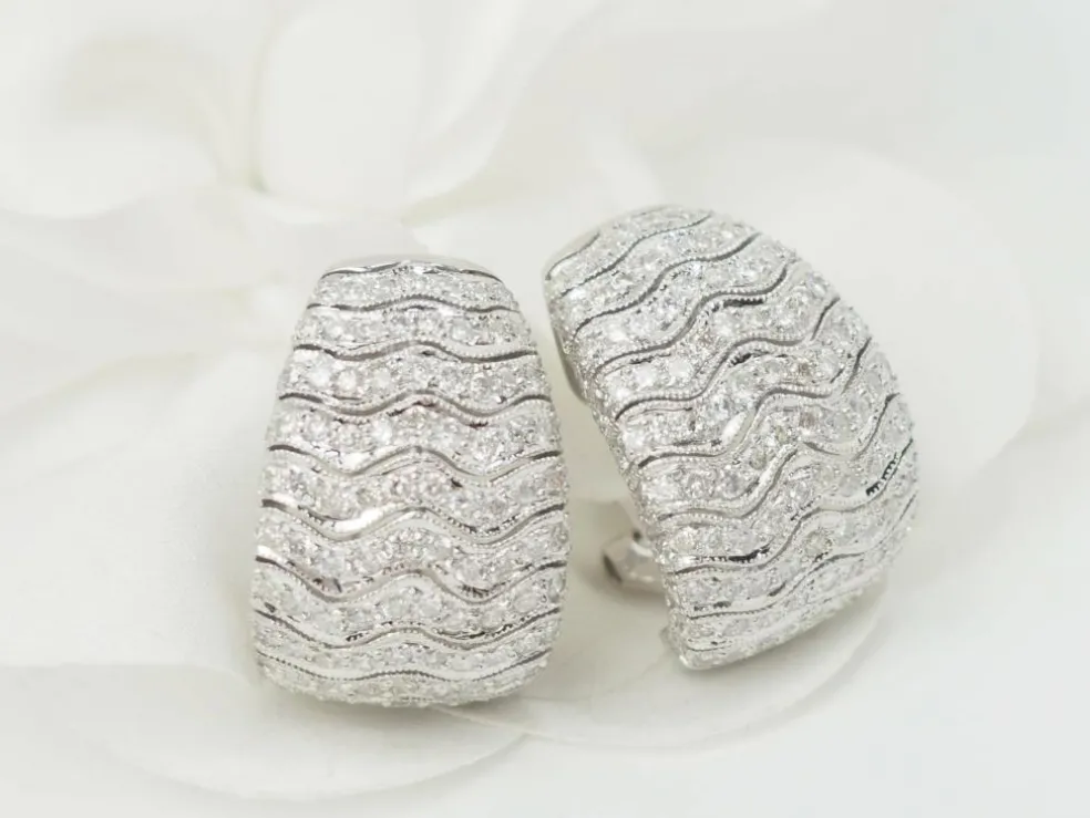 Boucles d'oreilles importantes en or blanc et pavage de diamants