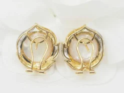 Boucles d'oreilles importantes en or bicolore et demis perles