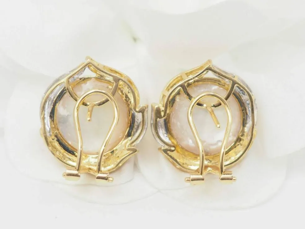 Boucles d'oreilles importantes en or bicolore et demis perles