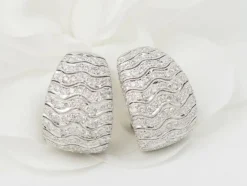 Boucles d'oreilles importantes en or blanc et pavage de diamants