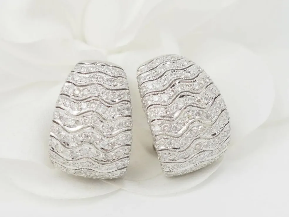 Boucles d'oreilles importantes en or blanc et pavage de diamants