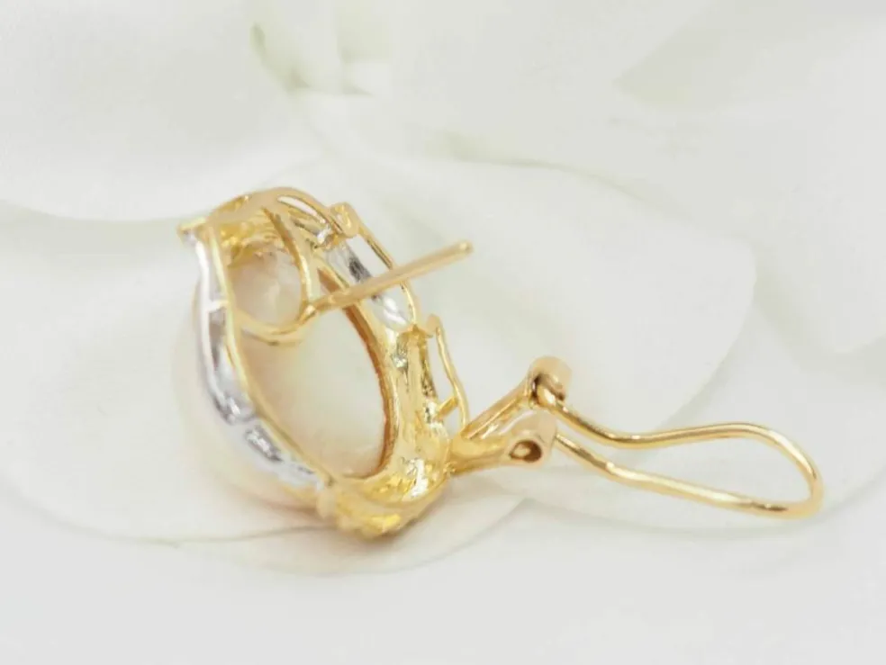 Boucles d'oreilles importantes en or bicolore et demis perles