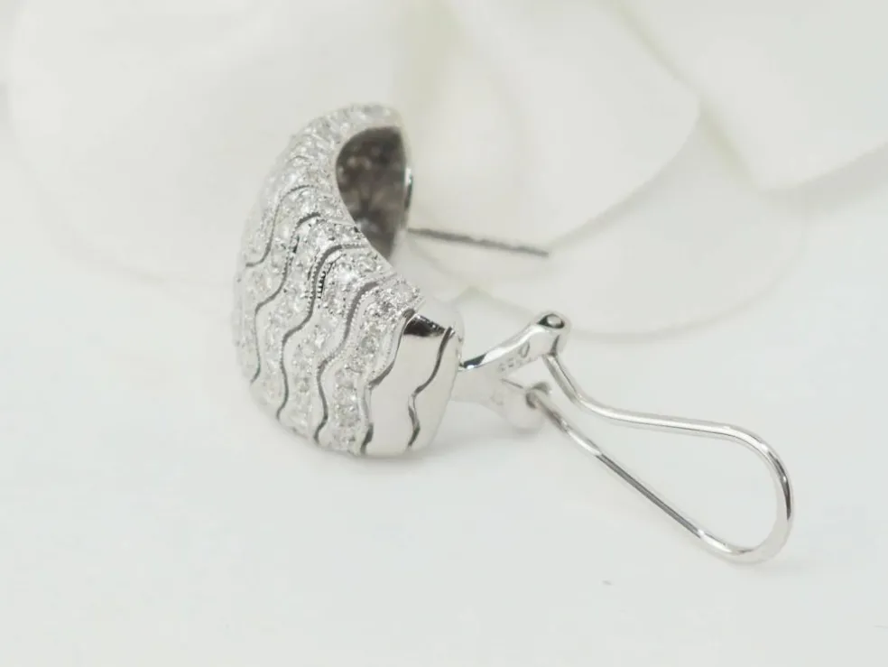 Boucles d'oreilles importantes en or blanc et pavage de diamants