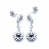 Boucles d'oreilles longues avec diamants.