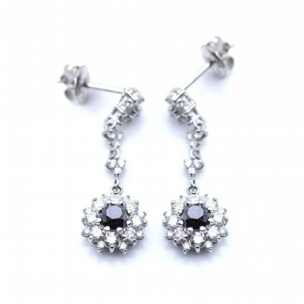 Boucles d'oreilles longues avec diamants.