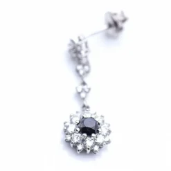 Boucles d'oreilles longues avec diamants.