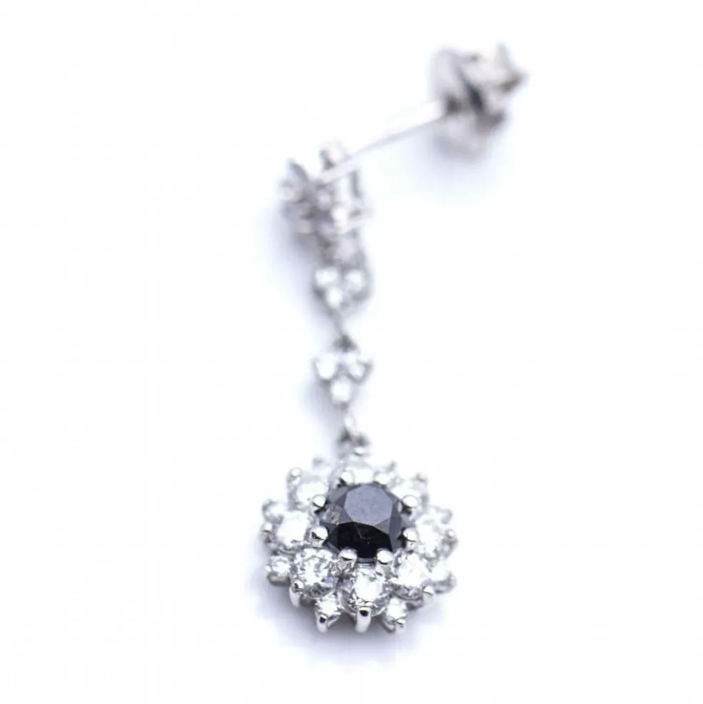 Boucles d'oreilles longues avec diamants.