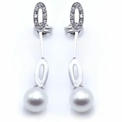Boucles d'oreilles longues en or blanc et perles