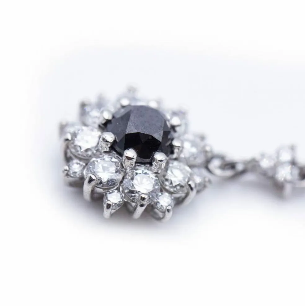 Boucles d'oreilles longues avec diamants.