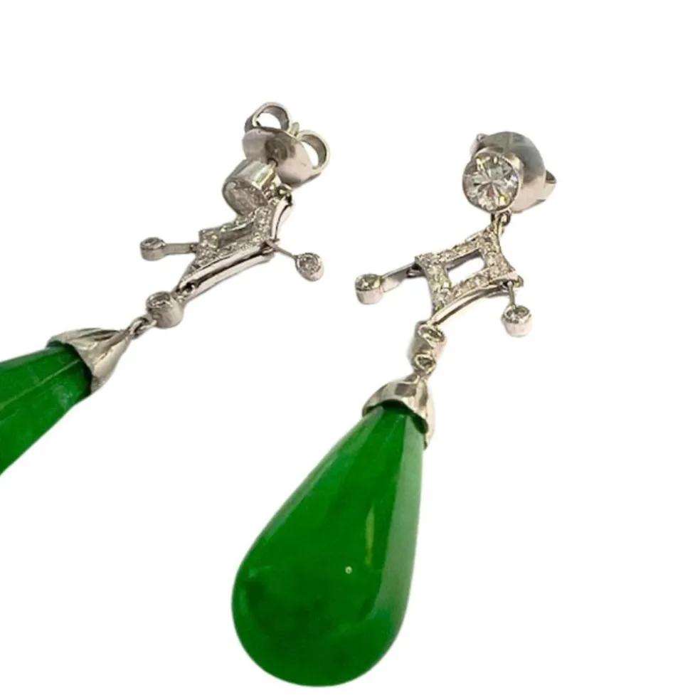 Boucles d'oreilles longues en platine de style Art Déco avec diamants et jadéites