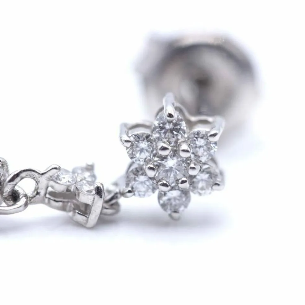 Boucles d'oreilles longues avec diamants.