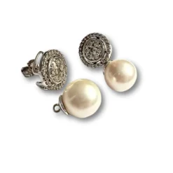 Boucles d'oreilles modernes en or 18 ct avec diamants et perle