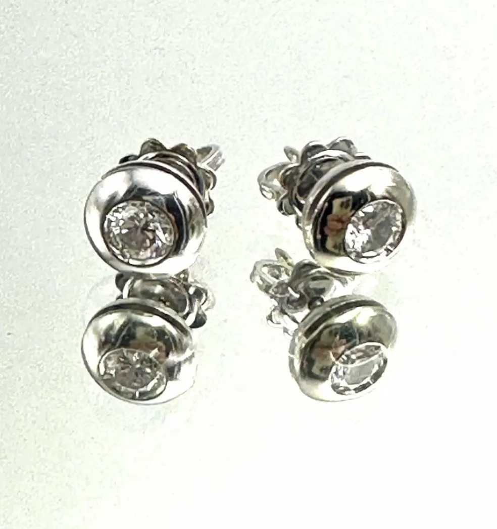 Boucles d'oreilles modernes en or blanc et diamants