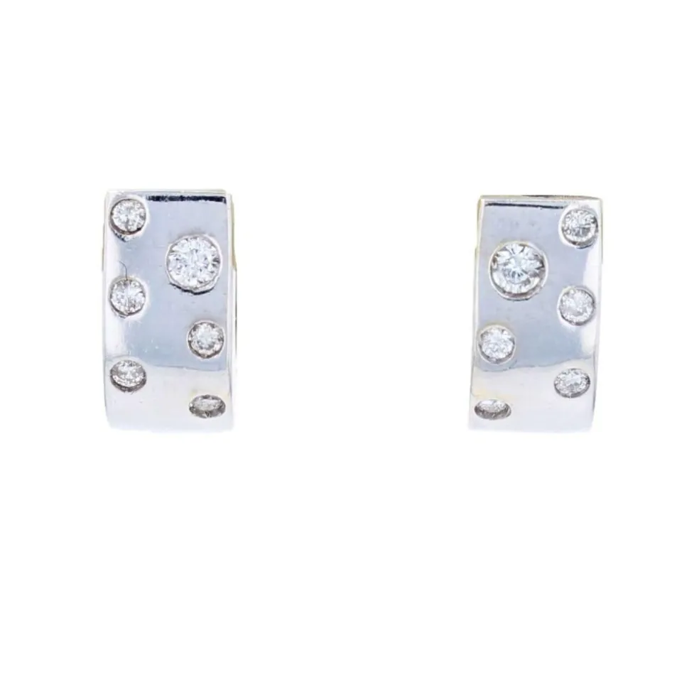 Boucles d'oreilles or blanc diamants modernes
