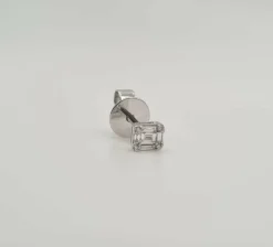Boucles d’oreilles or blanc serties de diamants baguettes