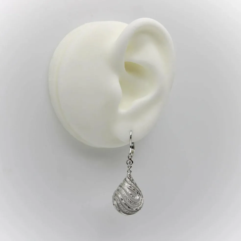 Boucles d'oreilles or blanc, diamants, cristal de roche, monture cage gravée à la main