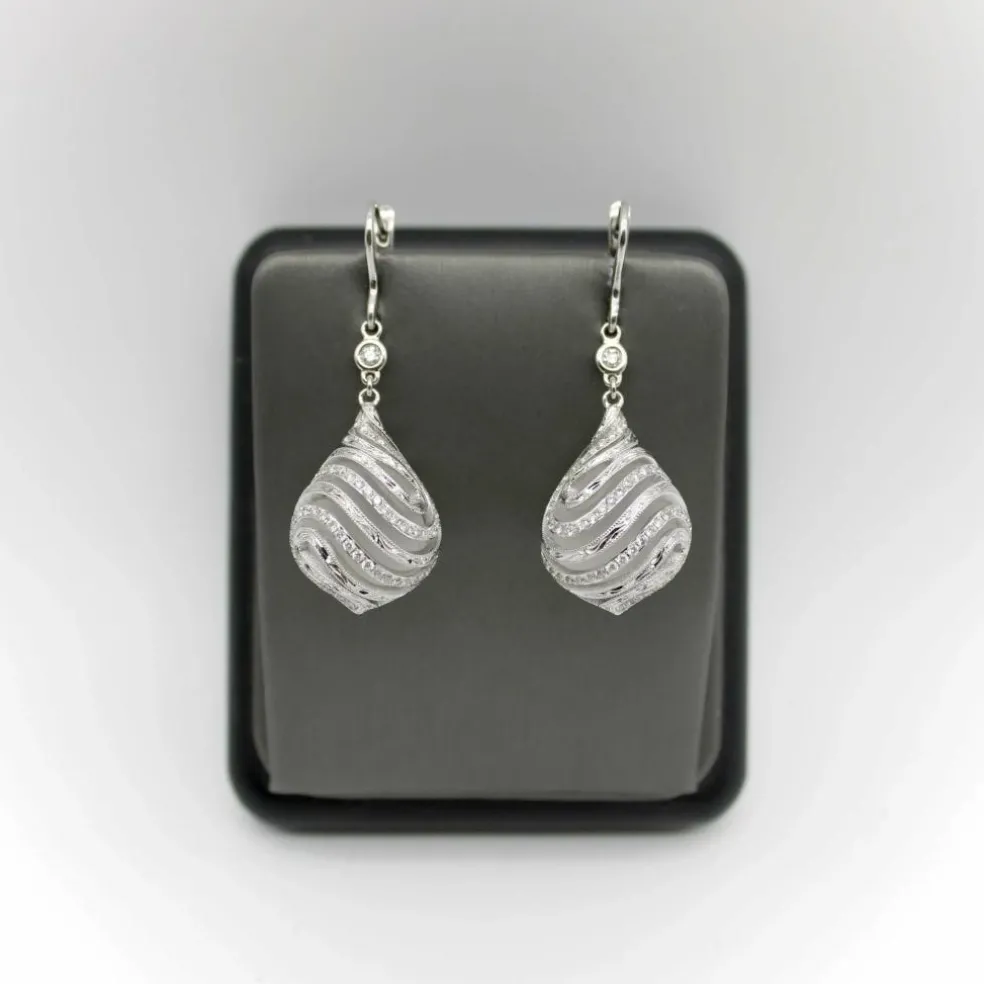 Boucles d'oreilles or blanc, diamants, cristal de roche, monture cage gravée à la main