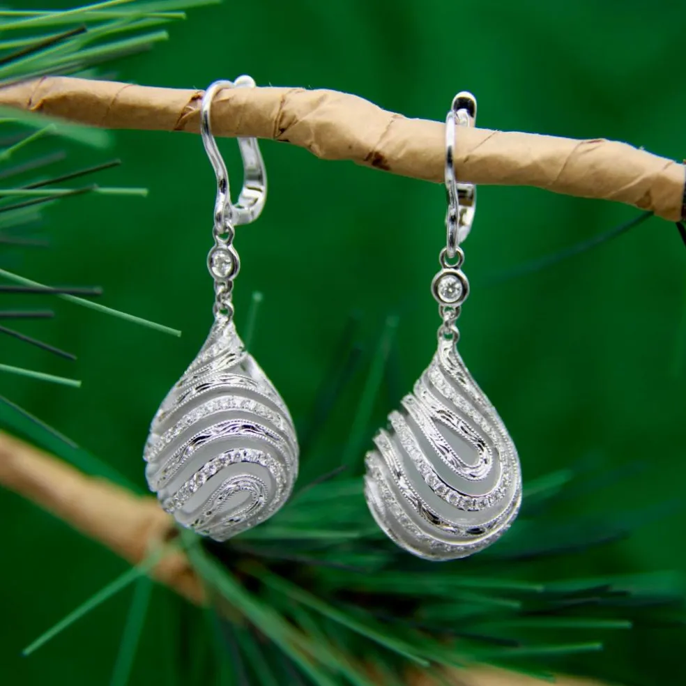 Boucles d'oreilles or blanc, diamants, cristal de roche, monture cage gravée à la main