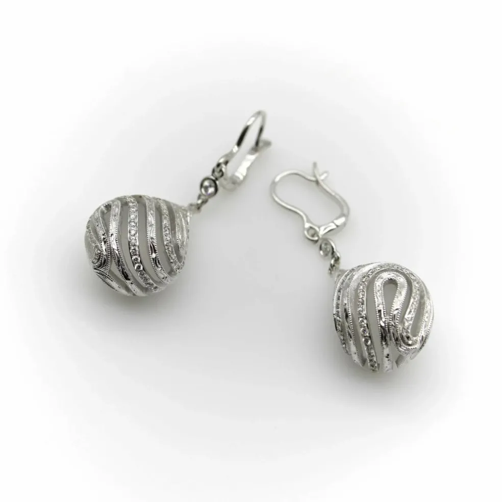 Boucles d'oreilles or blanc, diamants, cristal de roche, monture cage gravée à la main