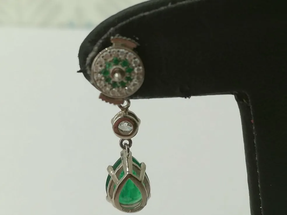Boucles d'Oreilles or blanc, Emeraudes Diamants