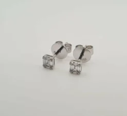 Boucles d’oreilles or blanc serties de diamants baguettes